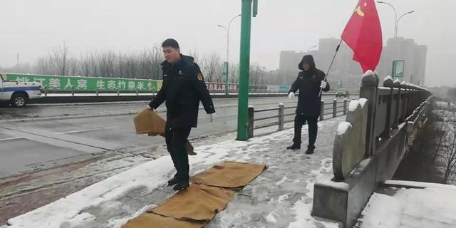 1月29日,距离春节还有两日,县城下起了大雪,县城管执法局市政设施管理